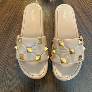 💗 SOLD 💗Authentic Valentino rock stud platform sandals
